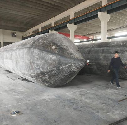 Schiff, das Marine Rubber Roller Airbag 1.5m x 18m anhebt und rollt