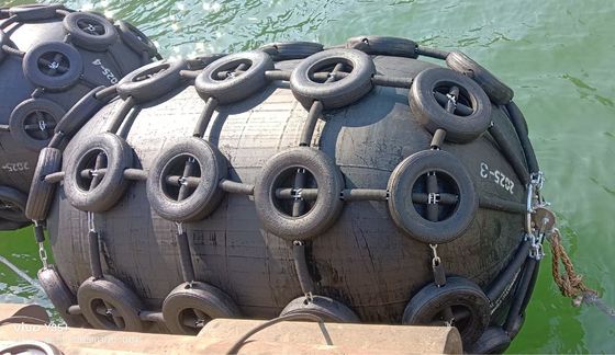 Pneumatischer Marine-Fender mit Hülle